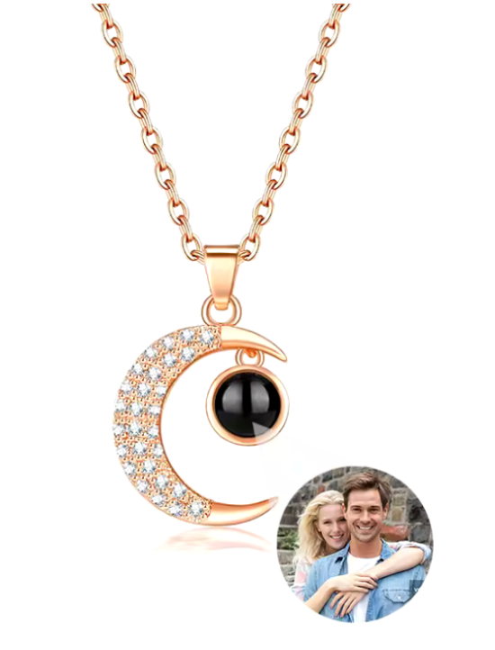 Collar Luna con Foto Personalizada – Proyección de Imagen en Joya Emotiva y Celestial