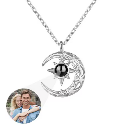 Collar Luna con Collar Luna con Foto Personalizada – Proyección de Imagen en Joya Emotiva y Celestial
