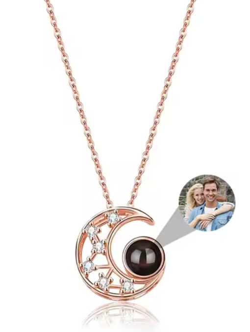 Collar Luna con Foto Personalizada – Proyección de Imagen en Joya Emotiva y Celestial